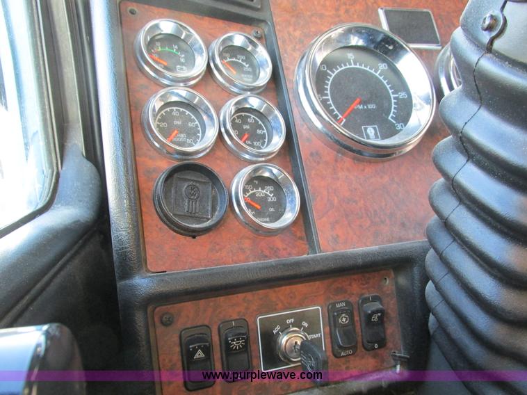 image for item F4061 2006 Kenworth T600 semi truck