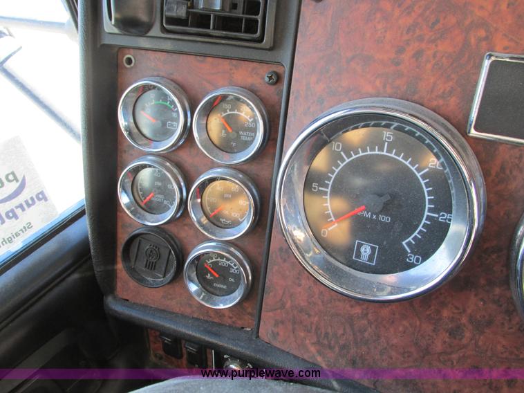 image for item F4061 2006 Kenworth T600 semi truck