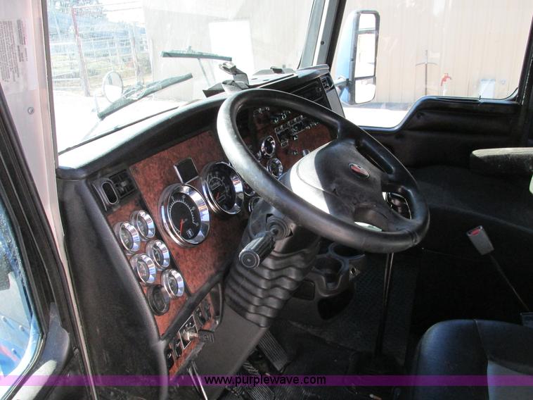 image for item F4061 2006 Kenworth T600 semi truck