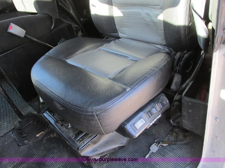 image for item F4061 2006 Kenworth T600 semi truck