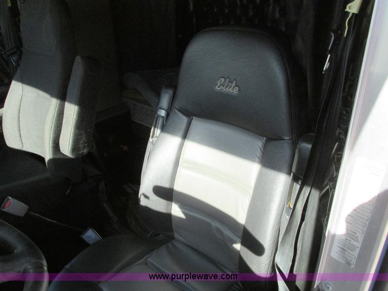 image for item F4061 2006 Kenworth T600 semi truck