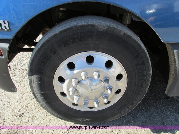 image for item F4061 2006 Kenworth T600 semi truck