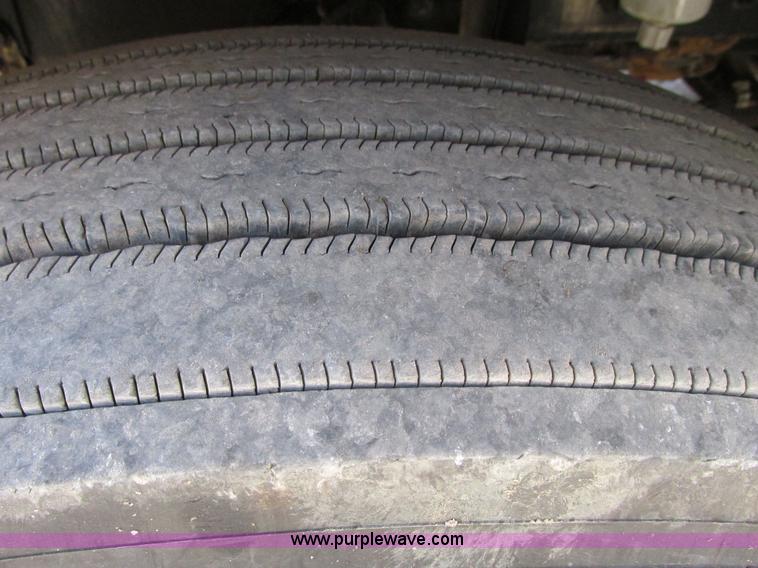 image for item F4061 2006 Kenworth T600 semi truck