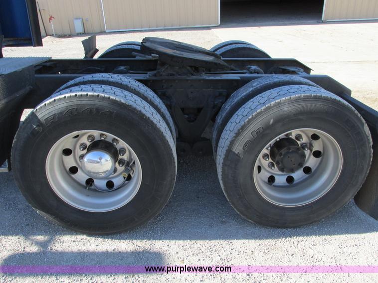 image for item F4061 2006 Kenworth T600 semi truck