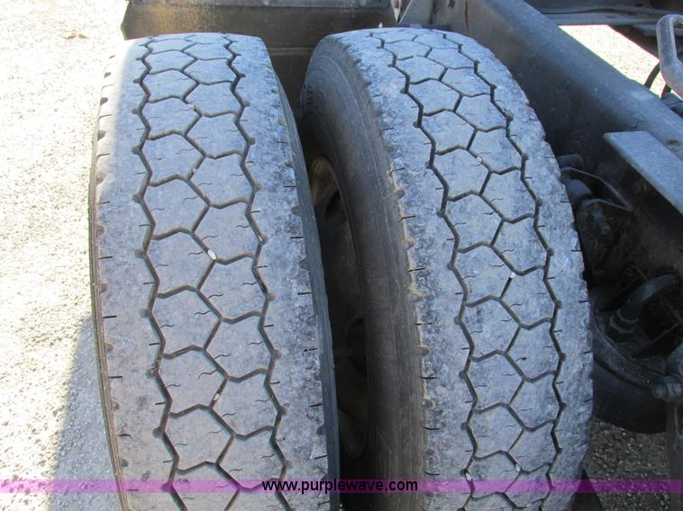 image for item F4061 2006 Kenworth T600 semi truck