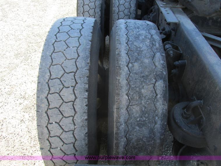 image for item F4061 2006 Kenworth T600 semi truck