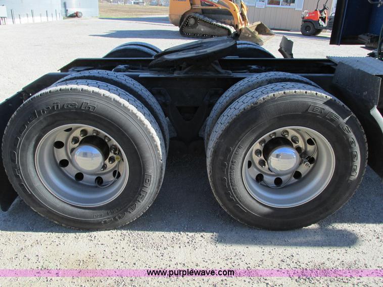 image for item F4061 2006 Kenworth T600 semi truck