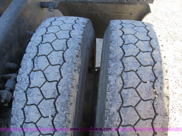 image for item F4061 2006 Kenworth T600 semi truck