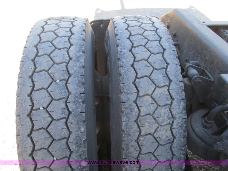 image for item F4061 2006 Kenworth T600 semi truck