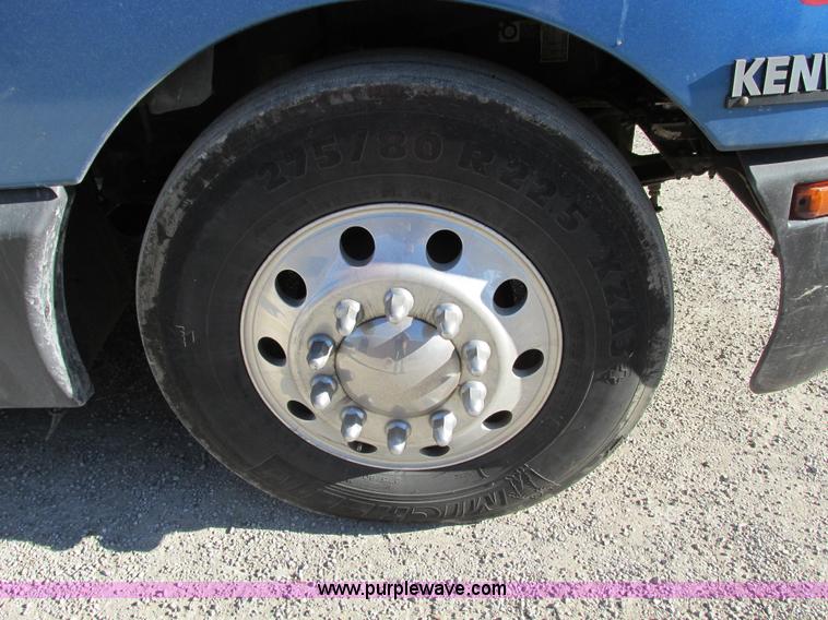 image for item F4061 2006 Kenworth T600 semi truck