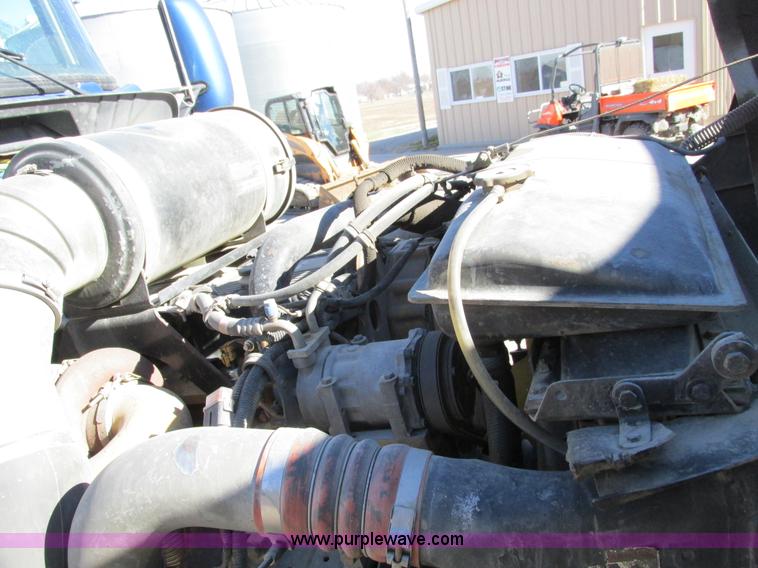 image for item F4061 2006 Kenworth T600 semi truck