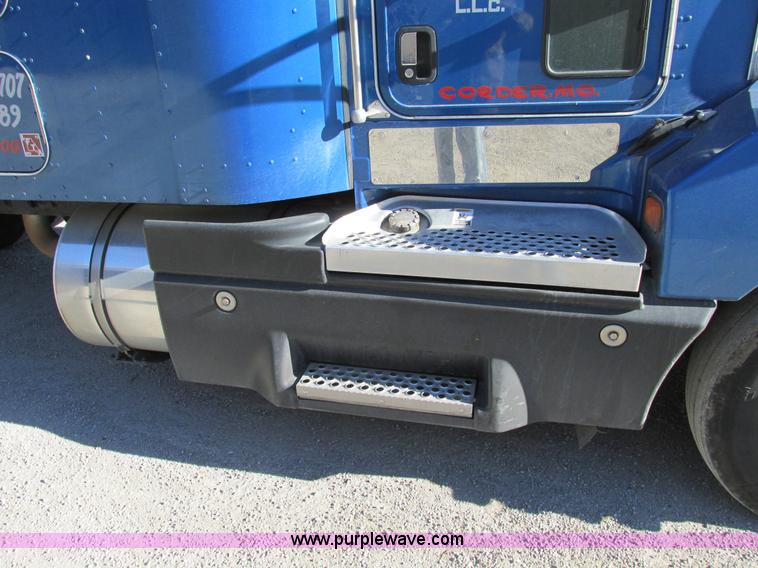 image for item F4061 2006 Kenworth T600 semi truck