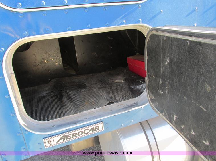 image for item F4061 2006 Kenworth T600 semi truck