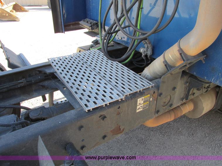 image for item F4061 2006 Kenworth T600 semi truck