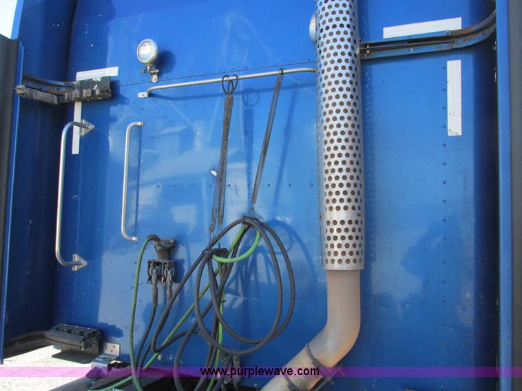 image for item F4061 2006 Kenworth T600 semi truck