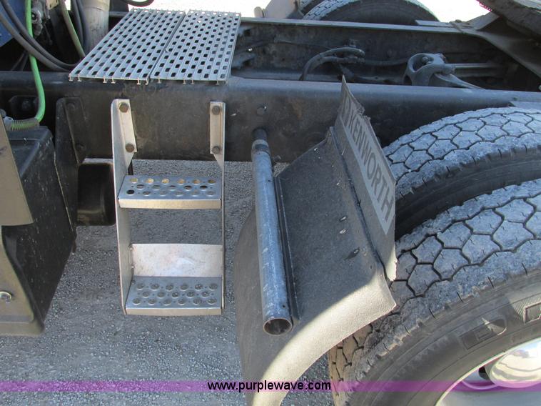 image for item F4061 2006 Kenworth T600 semi truck