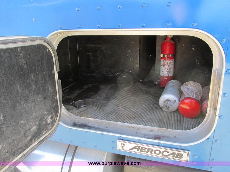 image for item F4061 2006 Kenworth T600 semi truck