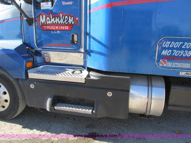 image for item F4061 2006 Kenworth T600 semi truck