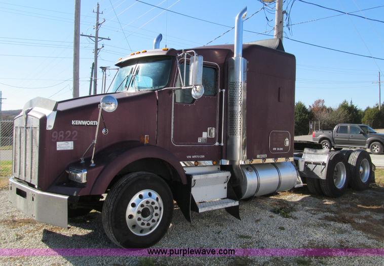image for item F4673 1998 Kenworth T800 Aero Cab semi truck