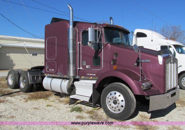 image for item F4673 1998 Kenworth T800 Aero Cab semi truck