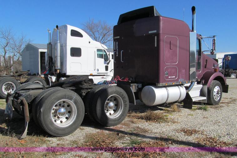 image for item F4673 1998 Kenworth T800 Aero Cab semi truck