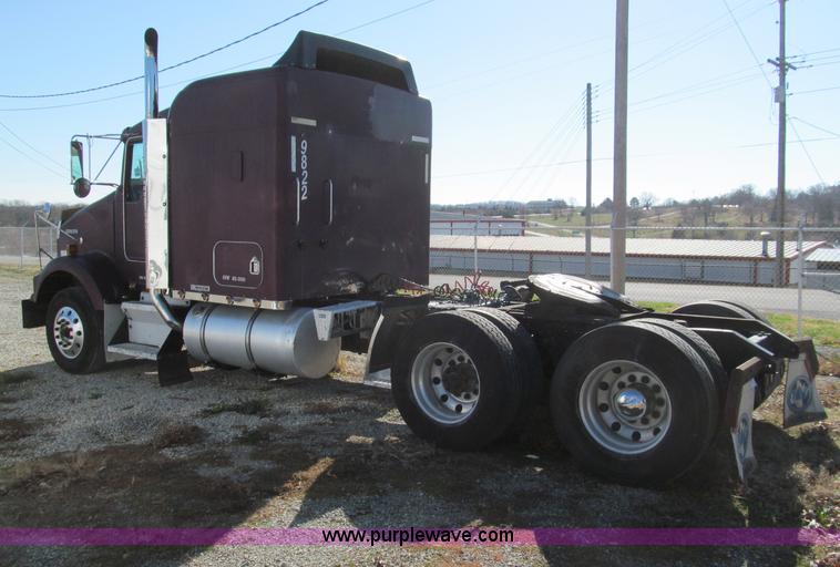 image for item F4673 1998 Kenworth T800 Aero Cab semi truck