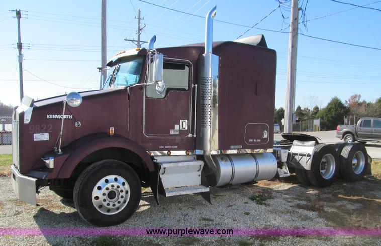 image for item F4673 1998 Kenworth T800 Aero Cab semi truck