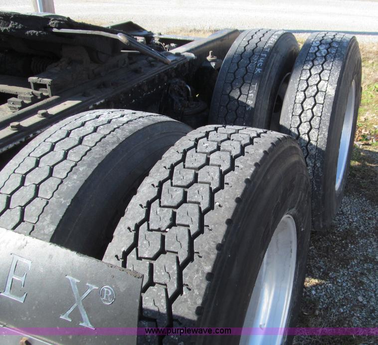 image for item F4673 1998 Kenworth T800 Aero Cab semi truck