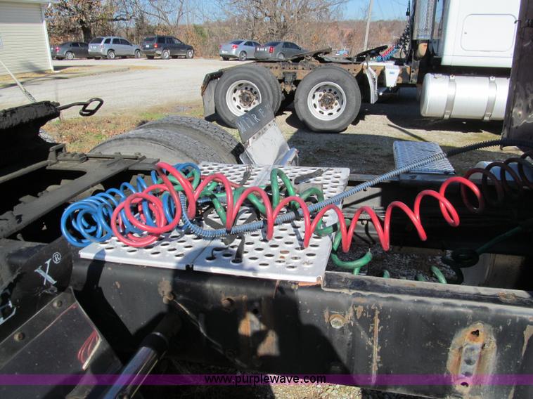 image for item F4673 1998 Kenworth T800 Aero Cab semi truck