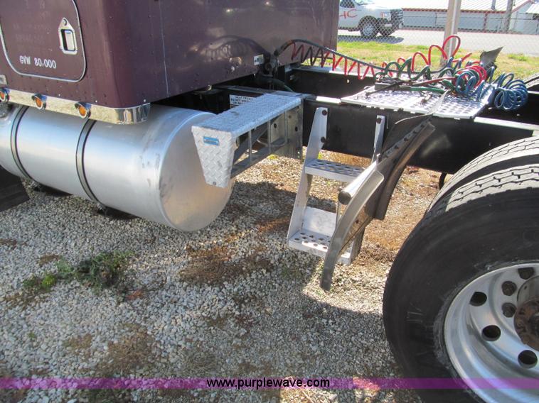 image for item F4673 1998 Kenworth T800 Aero Cab semi truck