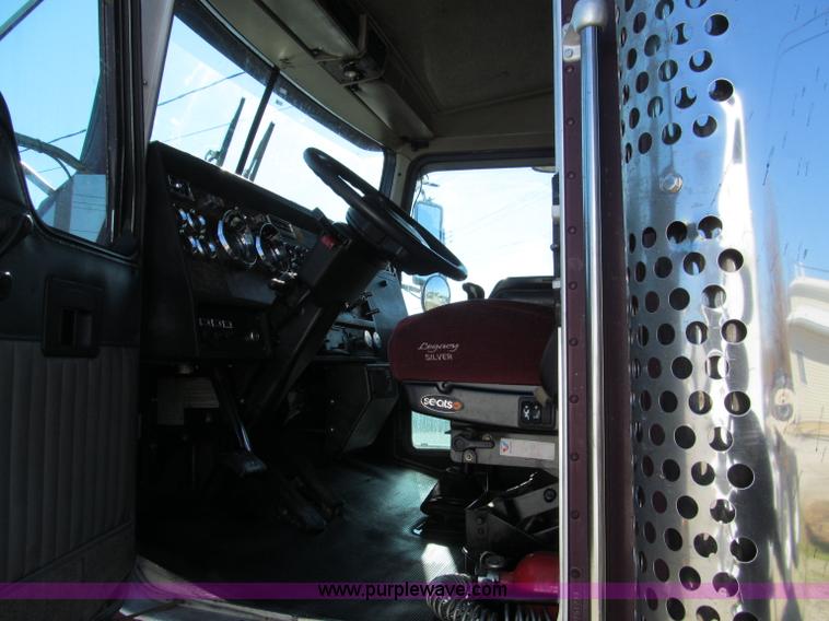 image for item F4673 1998 Kenworth T800 Aero Cab semi truck