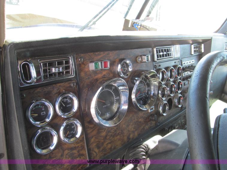 image for item F4673 1998 Kenworth T800 Aero Cab semi truck