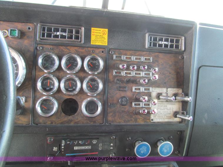 image for item F4673 1998 Kenworth T800 Aero Cab semi truck