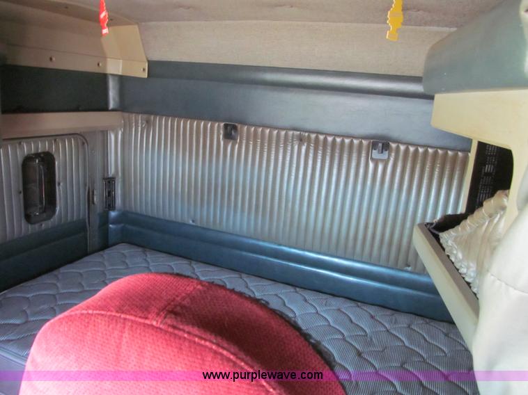 image for item F4673 1998 Kenworth T800 Aero Cab semi truck