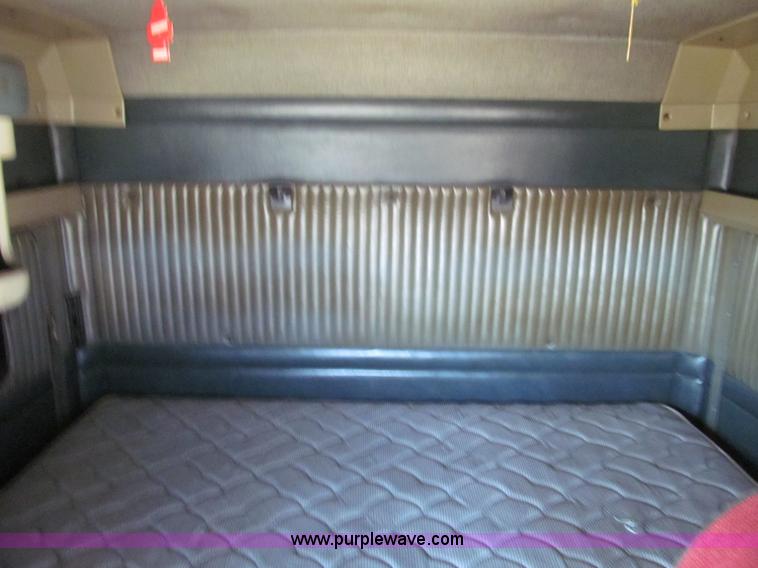 image for item F4673 1998 Kenworth T800 Aero Cab semi truck