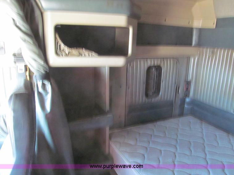 image for item F4673 1998 Kenworth T800 Aero Cab semi truck