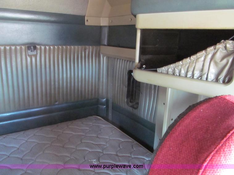 image for item F4673 1998 Kenworth T800 Aero Cab semi truck