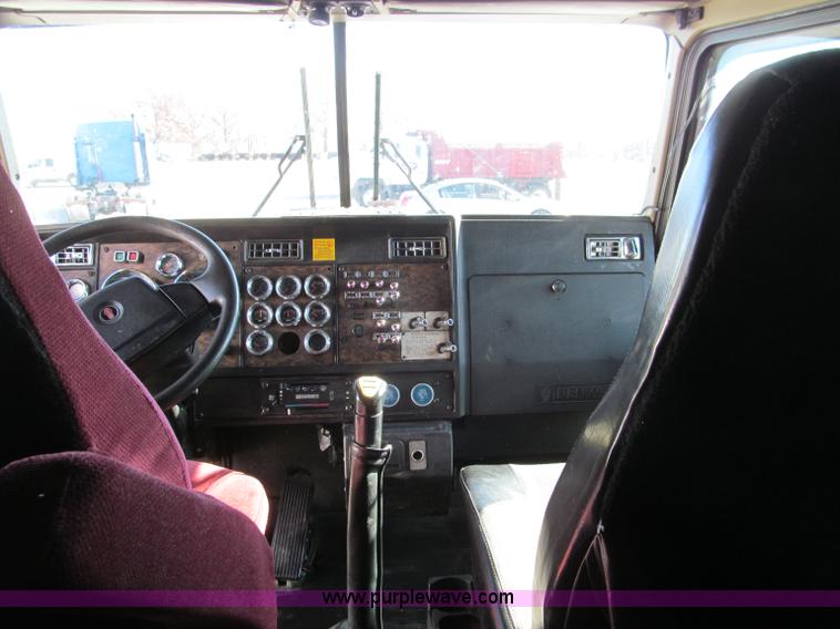 image for item F4673 1998 Kenworth T800 Aero Cab semi truck