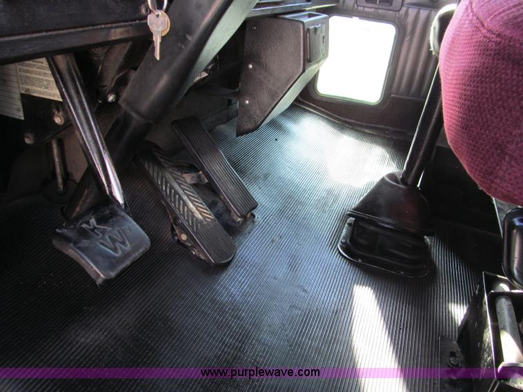 image for item F4673 1998 Kenworth T800 Aero Cab semi truck