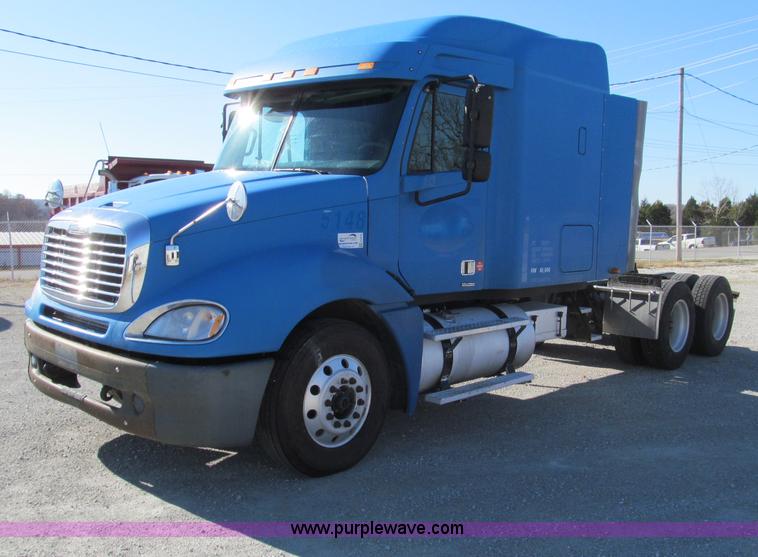 image for item F4674 2003 Freightliner Columbia semi truck