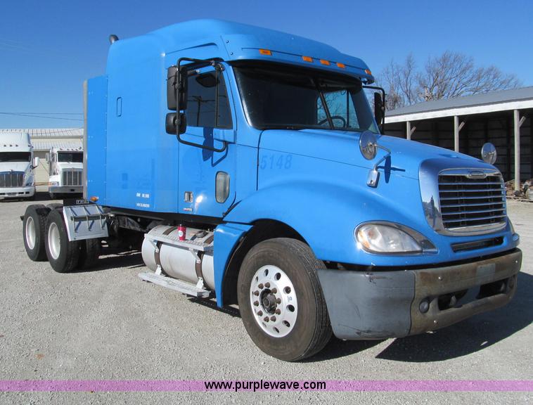 image for item F4674 2003 Freightliner Columbia semi truck