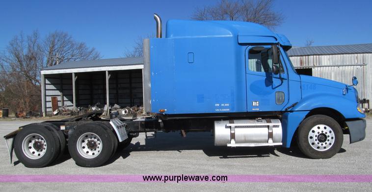 image for item F4674 2003 Freightliner Columbia semi truck