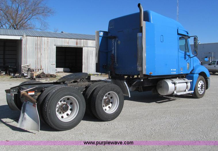 image for item F4674 2003 Freightliner Columbia semi truck