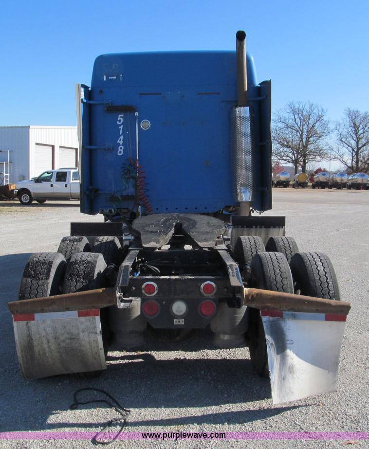 image for item F4674 2003 Freightliner Columbia semi truck
