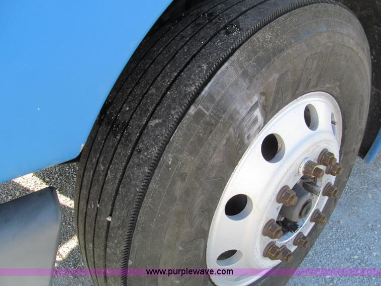 image for item F4674 2003 Freightliner Columbia semi truck