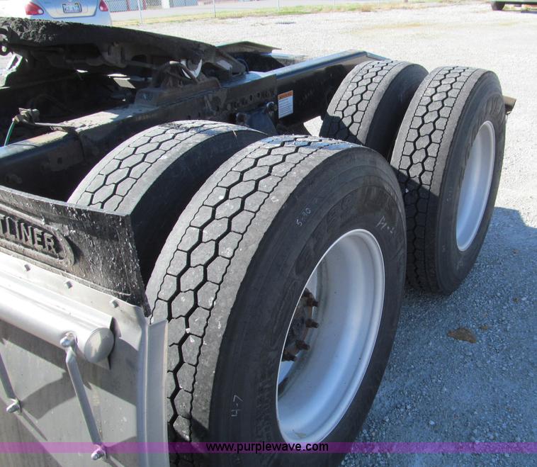 image for item F4674 2003 Freightliner Columbia semi truck