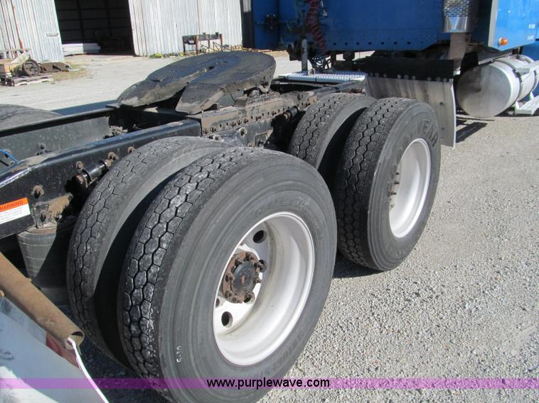 image for item F4674 2003 Freightliner Columbia semi truck