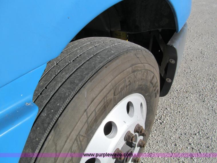 image for item F4674 2003 Freightliner Columbia semi truck