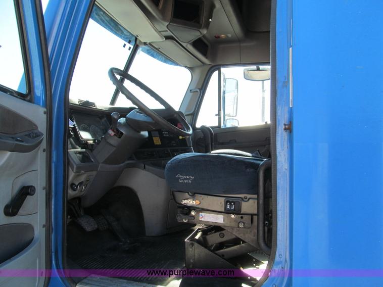 image for item F4674 2003 Freightliner Columbia semi truck