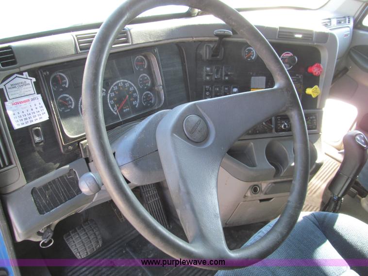 image for item F4674 2003 Freightliner Columbia semi truck